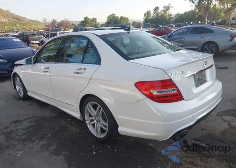 2014 Mercedes-Benz C-Class C 250 Sport z USA, uszkodzony, nr VIN WDDGF4HB4ER312003